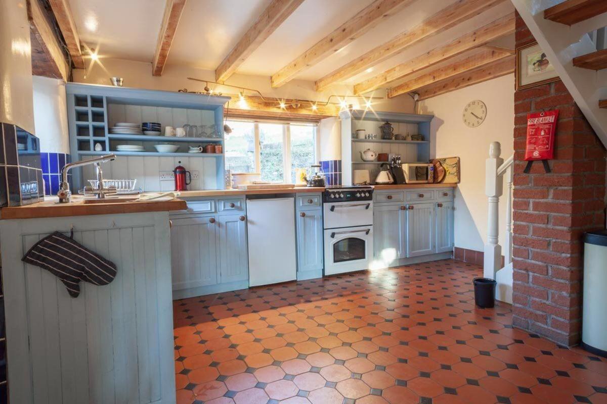 Lee House Farm Holiday Cottage With Possible Use Of Hot Tub Ninety Pounds A Session Waterfall Exterior photo